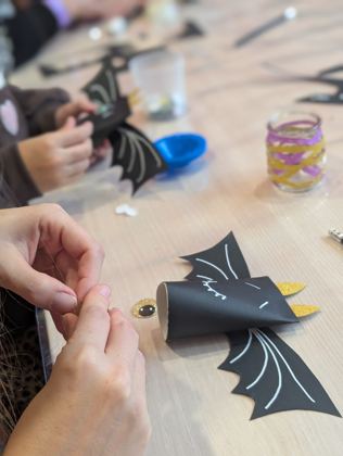 Chauve-souris en papier à l'atelier Halloween